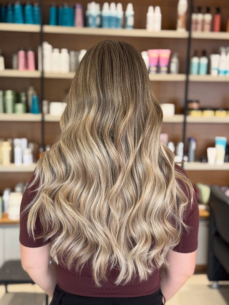 Loiro iluminado em cabelo longo com ondas