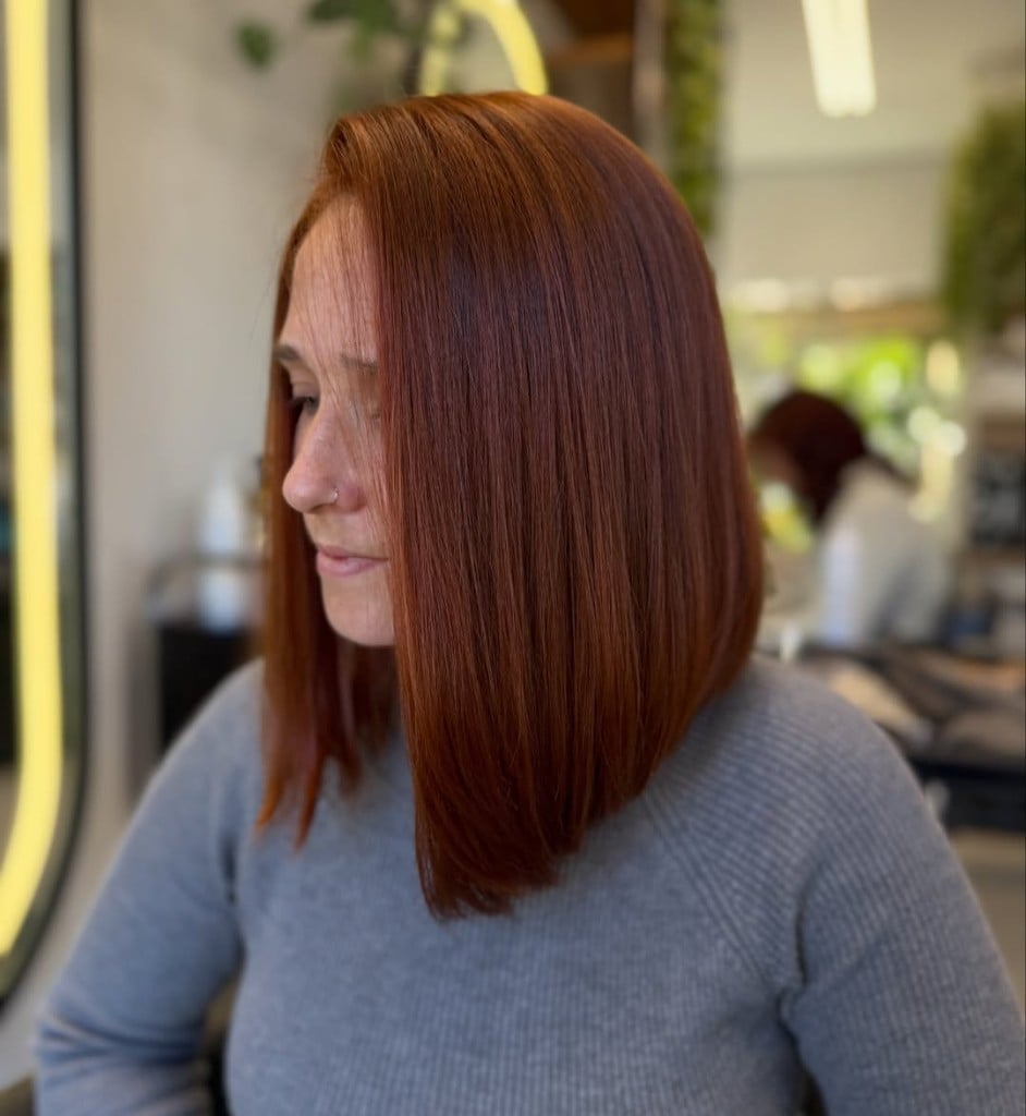 Long bob liso com coloração ruivo acobreado