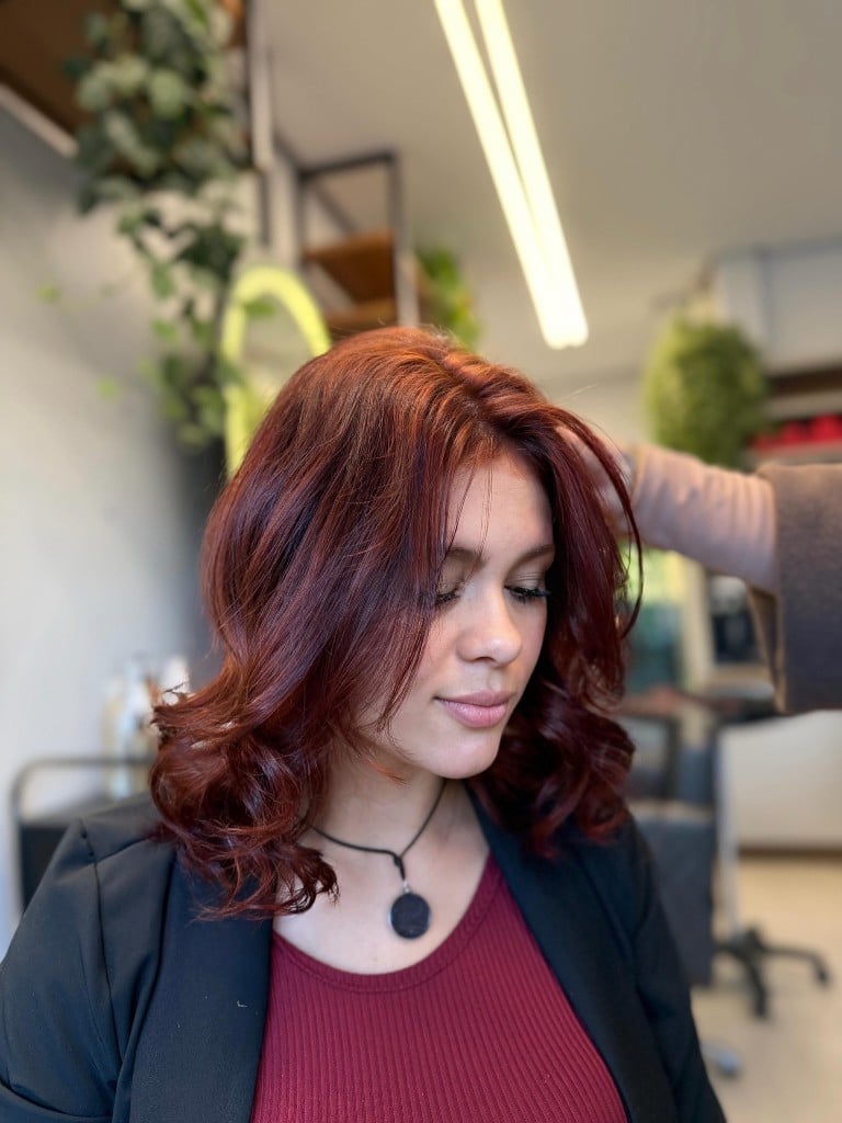 Cabelo ruivo intenso com ondas