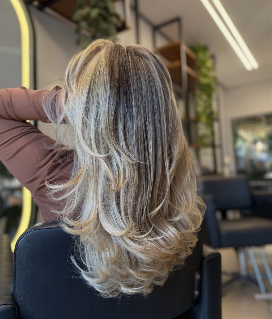 Loiro iluminado com corte em camadas